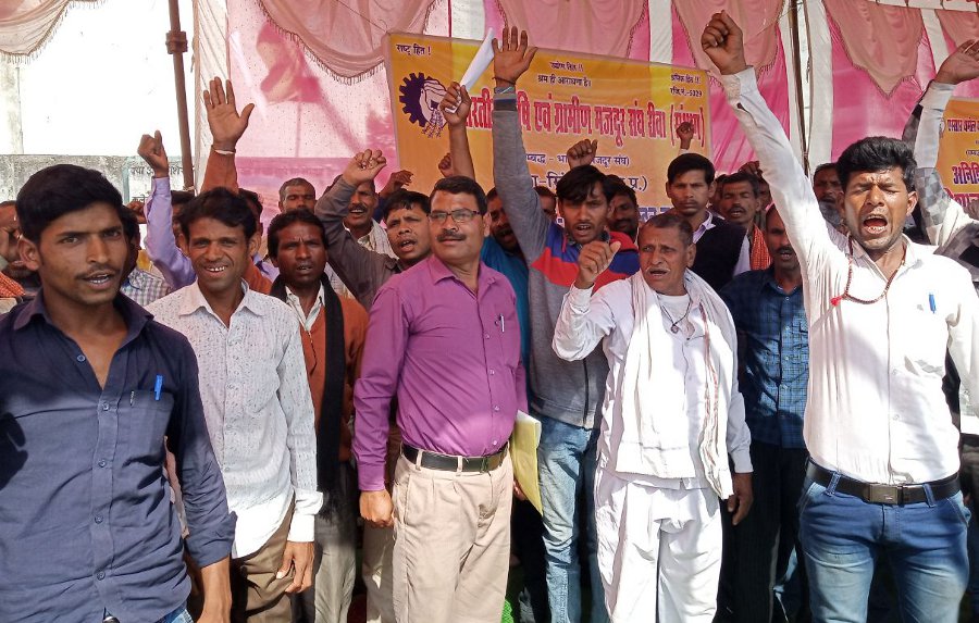 Labour Sitting on hunger strike against Essar company in Singrauli