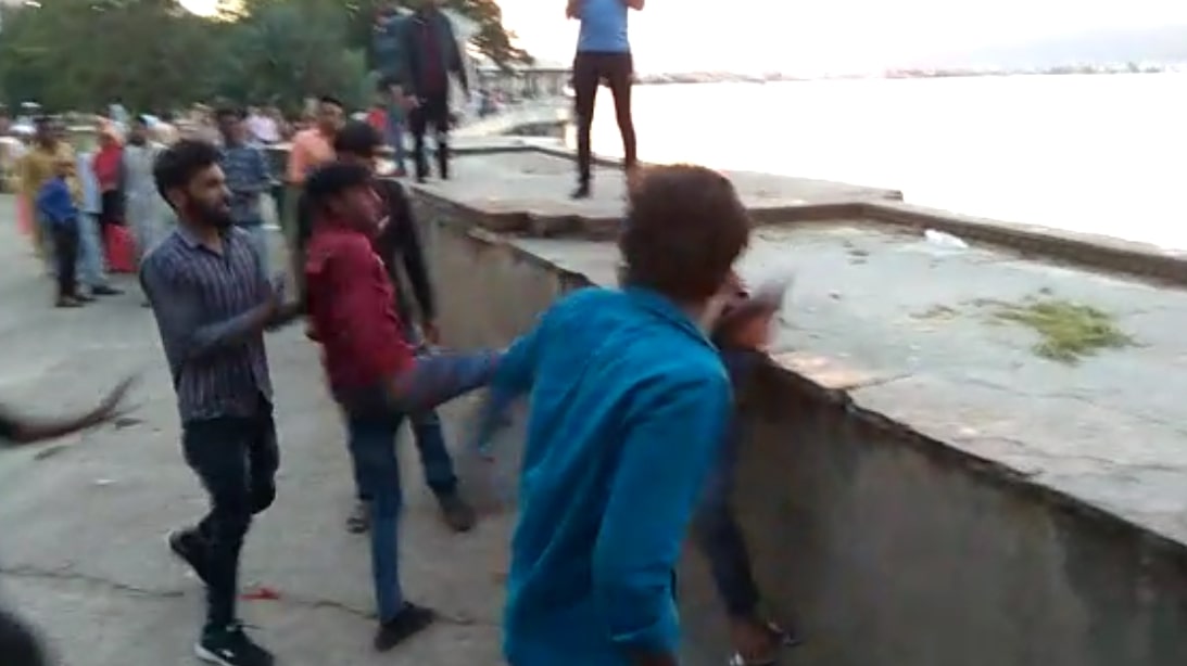 और युवक की कर दी धुनाई
