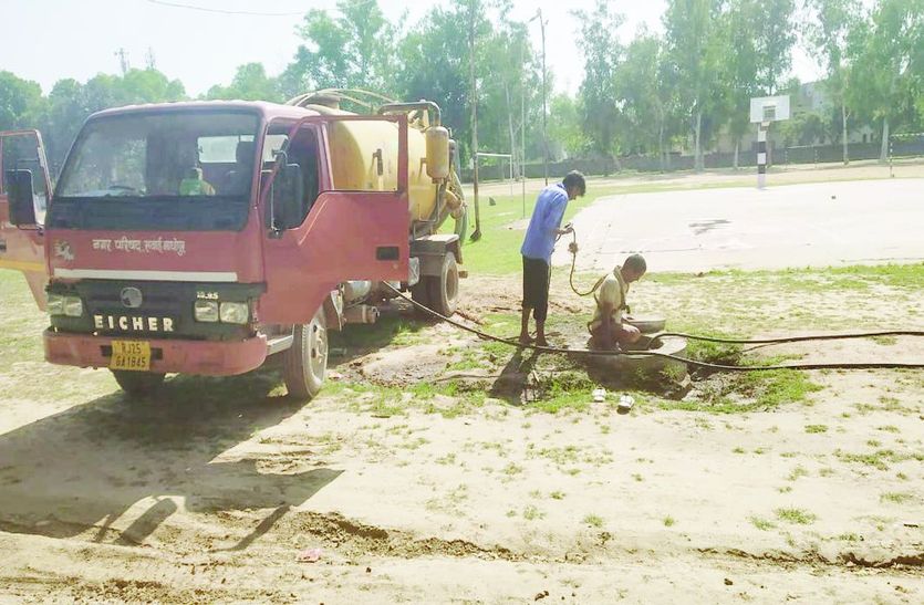 सफाईकर्मियों को सुरक्षा के लिए ड्रेस,