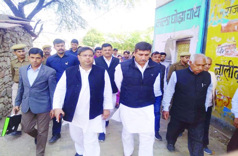 घटनास्थल पर जाते जनप्रतिनिधि।