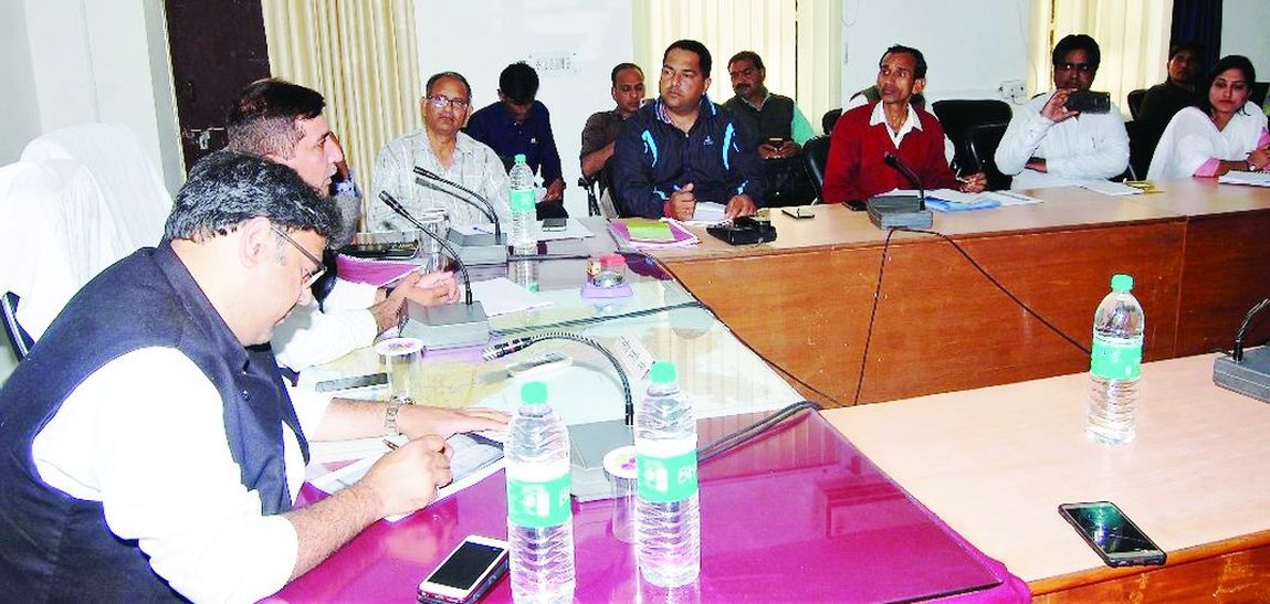 अधिकारियों को निर्देश देते राजस्व मंत्री हरीश चौधरी।