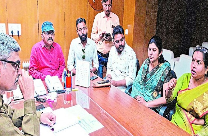 जिला कलक्ट्रेट परिसर में एसपी से मिलकर चोरों को पकडऩे का ज्ञापन देते पीडि़त व अन्य लोग।