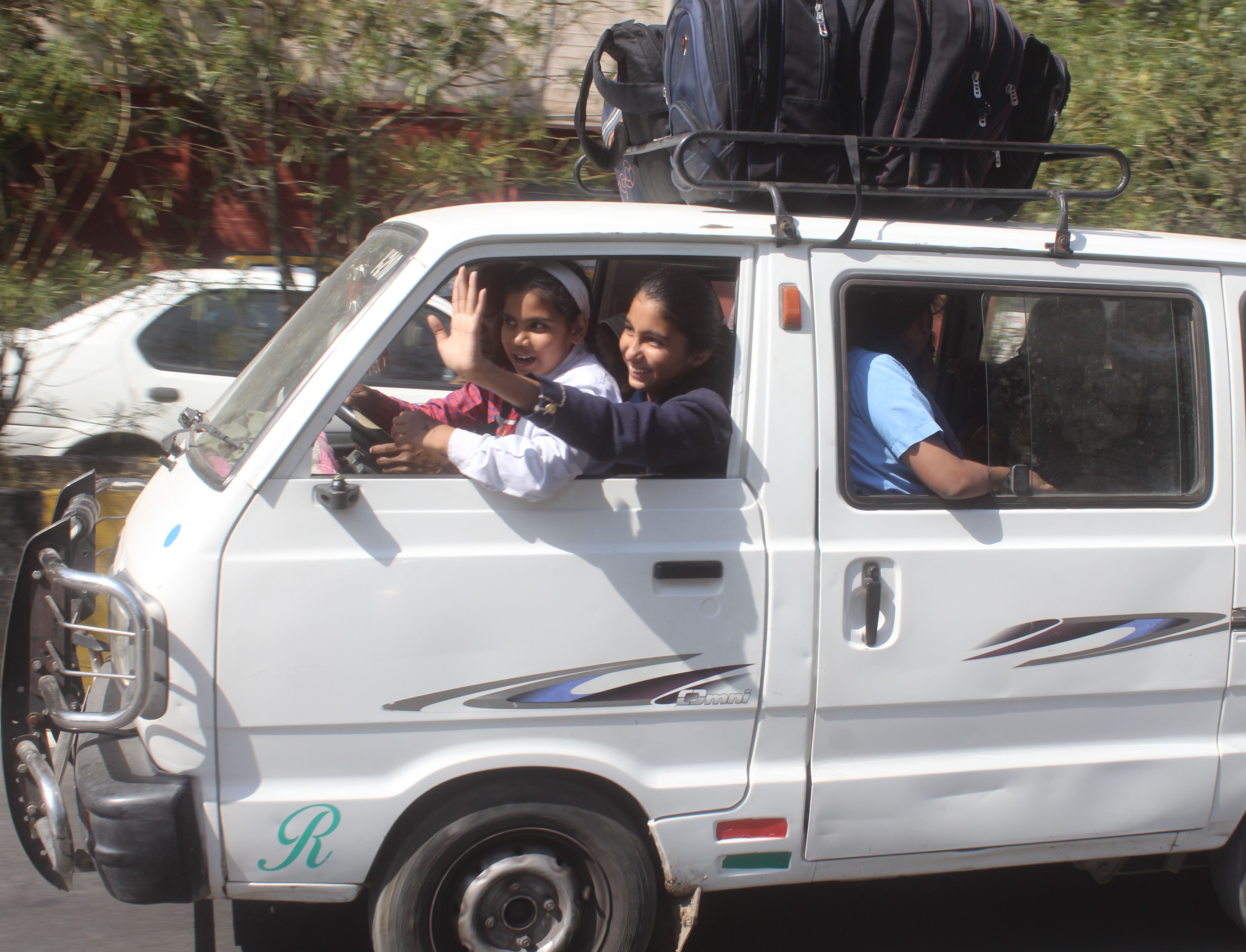 स्कूल से बच्चों को लाने ले और ले जाने के में लगे वाहनों में कई बड़ी खामियां पाई गई।
