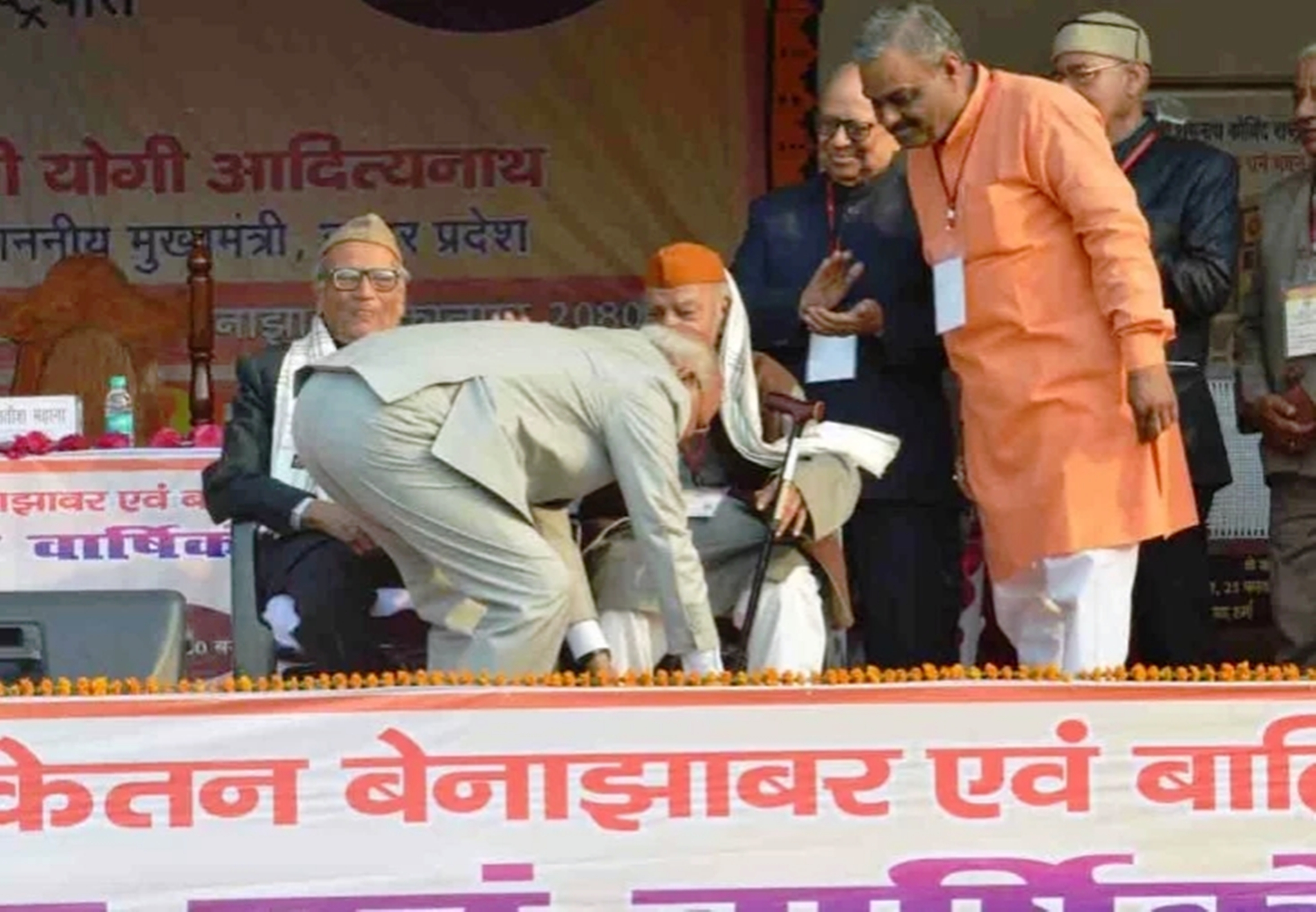 president ram nath kovind touch his teacher feet in hindi news