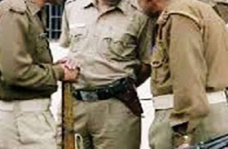 looted of truck drivers by Fake policeman in bilaspur