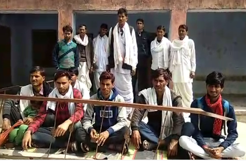 चांदना के इस आदेश के विरोध में उतरा पूरा गांव