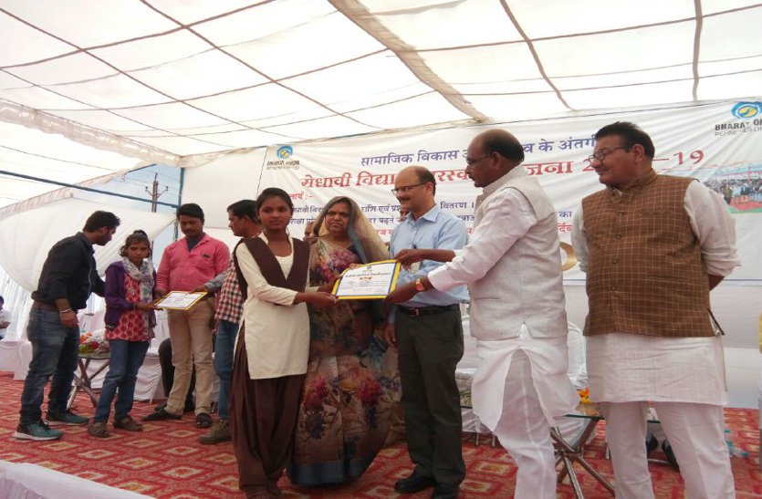 Refinery under CSR honored for meritorious students