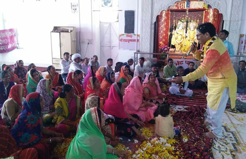 false-devotees-in-fagotsav-in-shrigir-rajadharan-temple