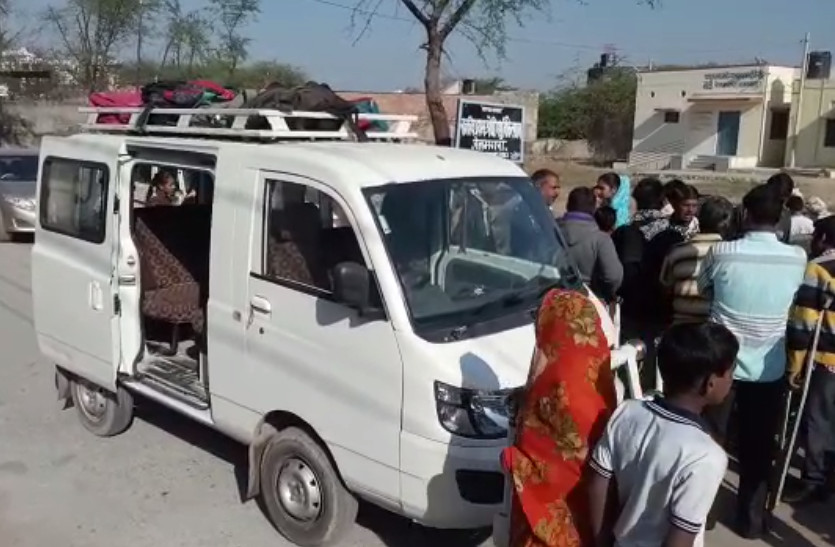 child fell down from an over loaded auto in Rajsamand