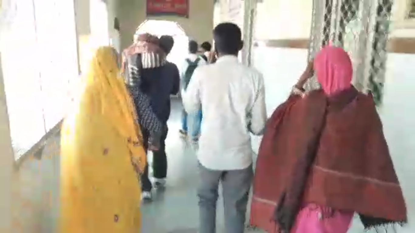 स्ट्रेचर मिली न ही व्हील चेयर, एक बेबस पिता अपने कंधे पर ही लेकर घूमता रहा अपनी लाडो को