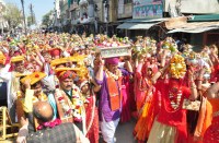 people-in-kalash-yatra-on-the-shriram-katha-festival