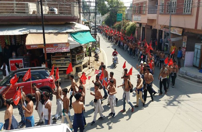 अलवर में 500 से अधिक लोग अद्र्धनग्न होकर सडक़ों पर उतरे, कलक्ट्रेट के बाहर किया प्रदर्शन, जानिए क्या रहा कारण