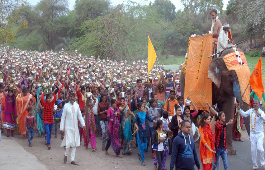 महाशिवरात्रि महोत्सव : आस्था के आगे रास्ते नजर आए तंग, कलशयात्रा में बिखरा भक्ति का रंग…