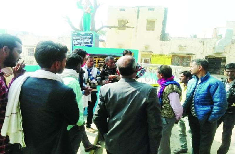 विरोध करते हुए जन सेवा समिति के लोग