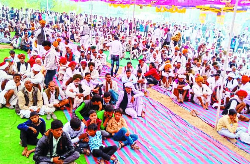 कटार गांव में कार्यक्रम मेंं मौजूद लोग।