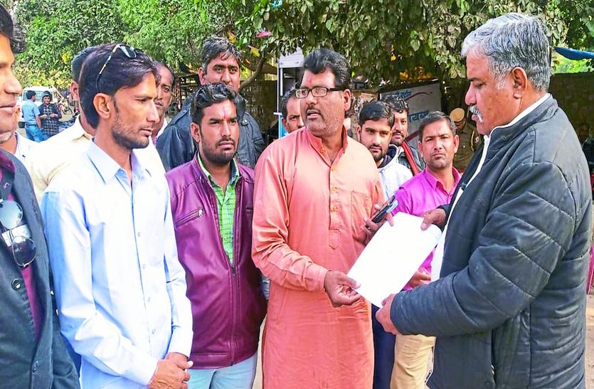 कलक्ट्रेट के समक्ष प्रदर्शन किया
