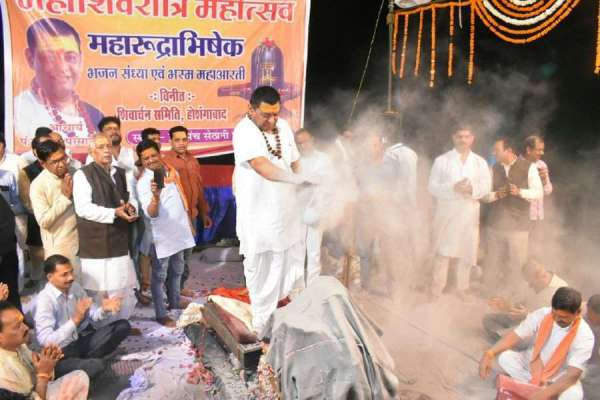 सेठानीघाट स्थित विंध्याचल शेड में सोमवार को महाशिवरात्रि पर आचार्य पं. सोमेश परसाई के आचार्यत्व में भगवान भोलेनाथ का अभिषेक पूजन किया गया। इस मौके पर दूध और भस्म से अभिषेक किया।