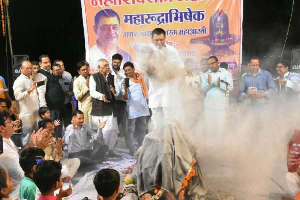 सेठानीघाट स्थित विंध्याचल शेड में सोमवार को महाशिवरात्रि पर आचार्य पं. सोमेश परसाई के आचार्यत्व में भगवान भोलेनाथ का अभिषेक पूजन किया गया। इस मौके पर दूध और भस्म से अभिषेक किया।