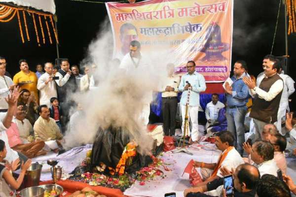 सेठानीघाट स्थित विंध्याचल शेड में सोमवार को महाशिवरात्रि पर आचार्य पं. सोमेश परसाई के आचार्यत्व में भगवान भोलेनाथ का अभिषेक पूजन किया गया। इस मौके पर दूध और भस्म से अभिषेक किया।