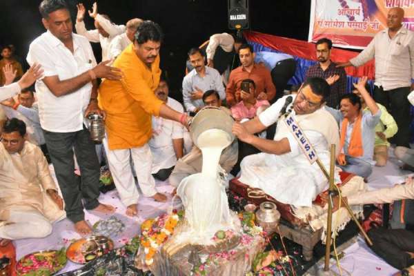 सेठानीघाट स्थित विंध्याचल शेड में सोमवार को महाशिवरात्रि पर आचार्य पं. सोमेश परसाई के आचार्यत्व में भगवान भोलेनाथ का अभिषेक पूजन किया गया। इस मौके पर दूध और भस्म से अभिषेक किया।