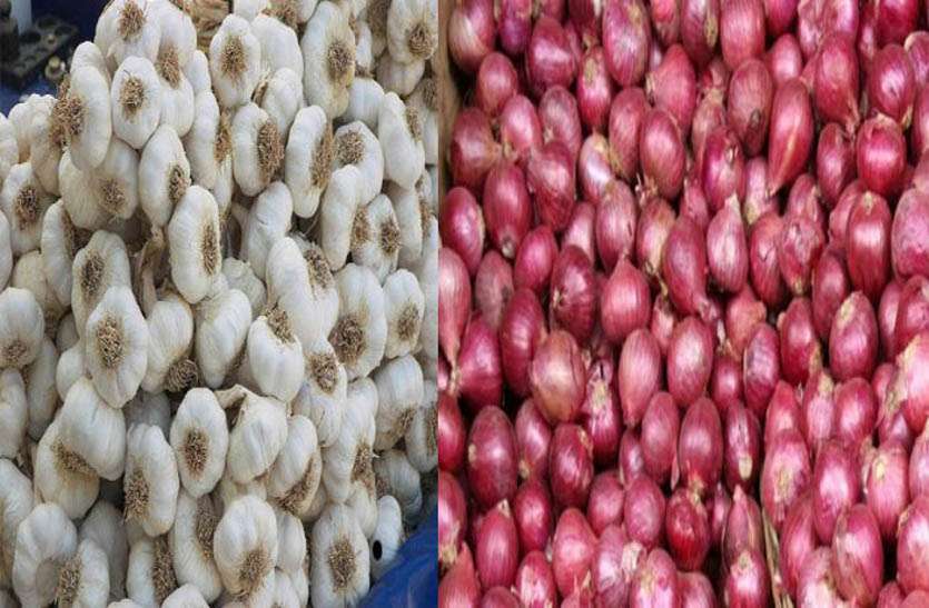 After the onions, Garlic Price down in market, farmers in tention