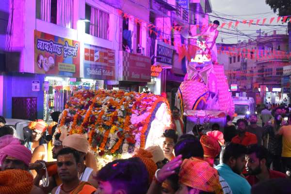 पालकी में निकले भोलेबाबा, उतारी आरती, शाही सवारी में गूंजे देशभक्ति गीत