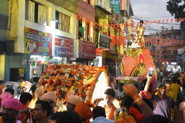 पालकी में निकले भोलेबाबा, उतारी आरती, शाही सवारी में गूंजे देशभक्ति गीत