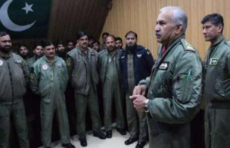 अधिकारियों को निर्देश देते हुए पाकिस्तान वायुसेना के प्रमुख मार्शल मुजाहिद अनवर खान