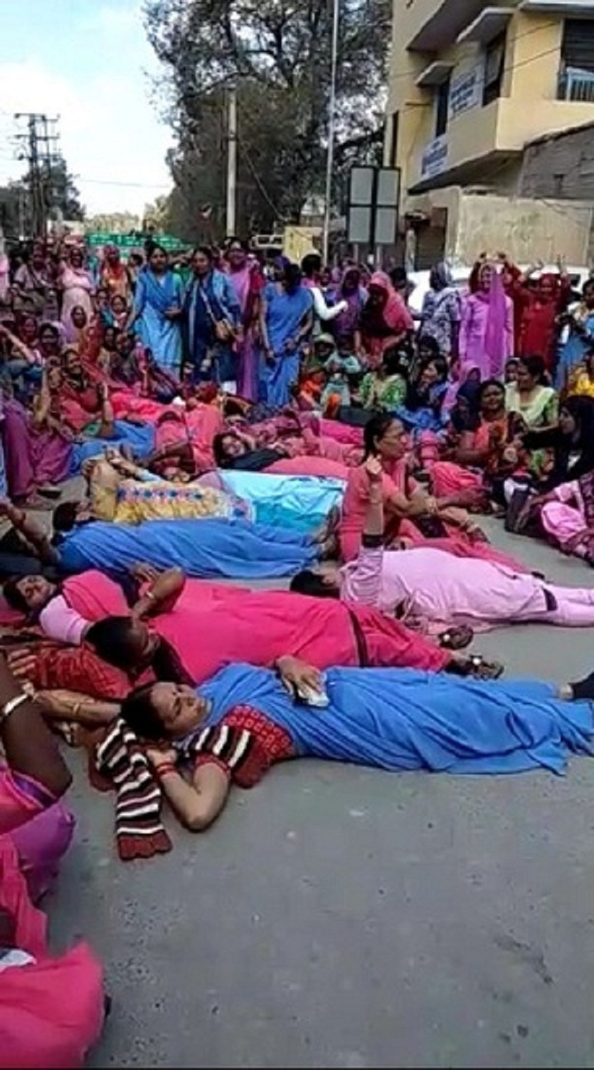 What happened in Sriganganagar that the women were forced to ride on