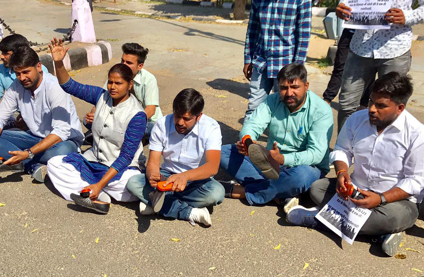 एनएसयूआइ कार्यकर्ताओं ने जूते पॉलिश कर जताया विरोध, देखें वीडियो