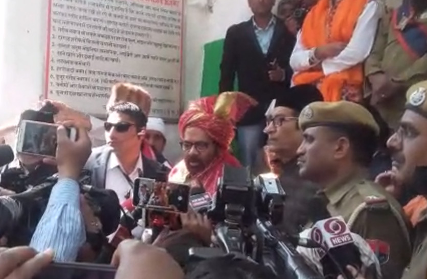 Mukhtar Abbas Naqvi offered Chadar