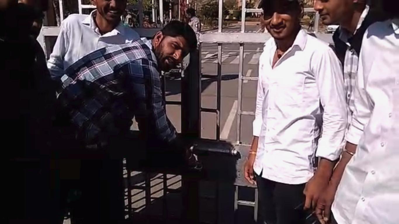 ढाई घंटे ताले में बंद रहा विश्वविद्यालय, छात्रों ने किया प्रदर्शन