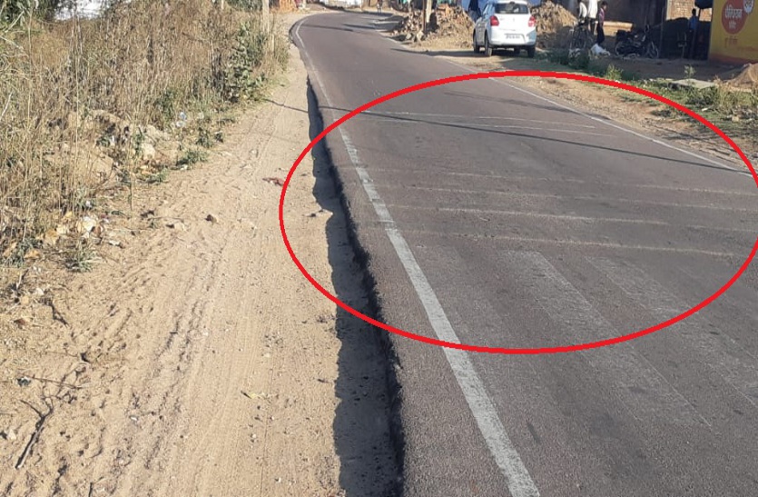 नियम विरुद्ध बना दिए सड़क पर ब्रेकर, राहगीर हो रहे परेशान