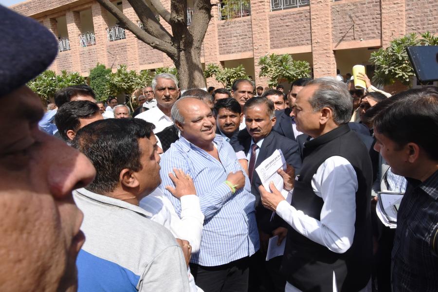 Chief Minister meets Gehlot, people hear pain