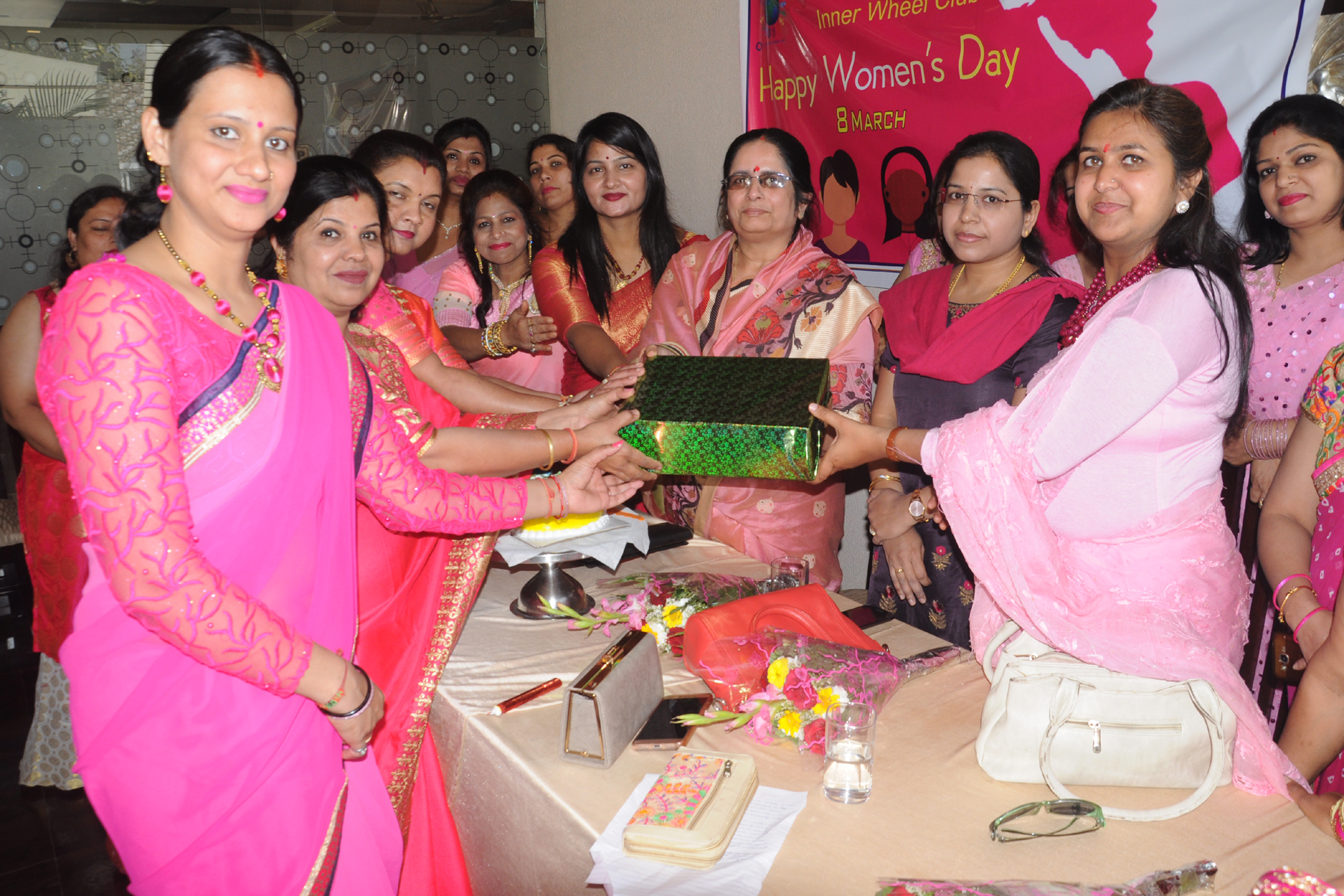  रेलवे स्टेशन में आयोजित कार्यक्रम में उत्कृष्ट कार्य करने वाली महिला कर्मचारियों को प्रमाण पत्र देकर सम्मानित किया गया। 