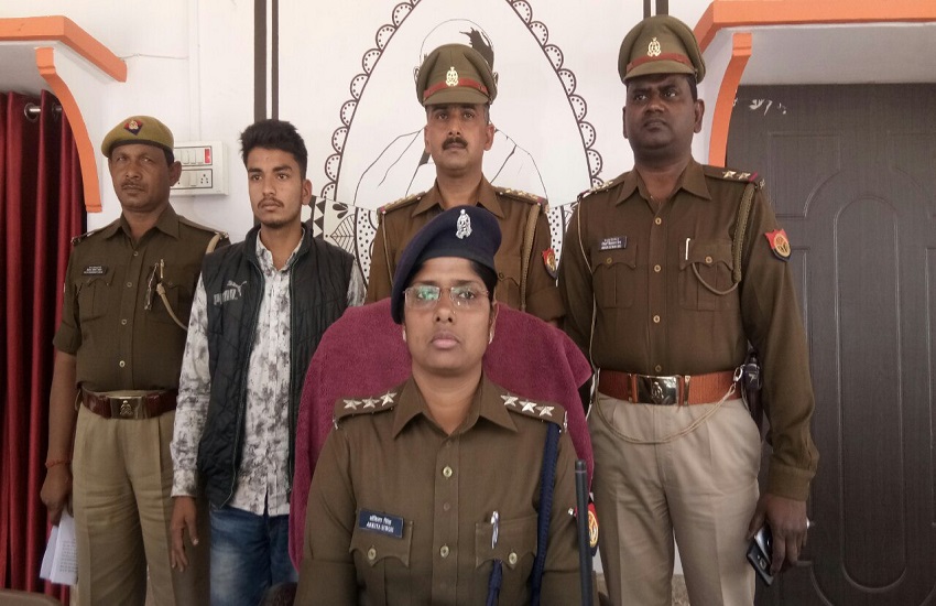 CO Ankita Singh and rewarded criminal