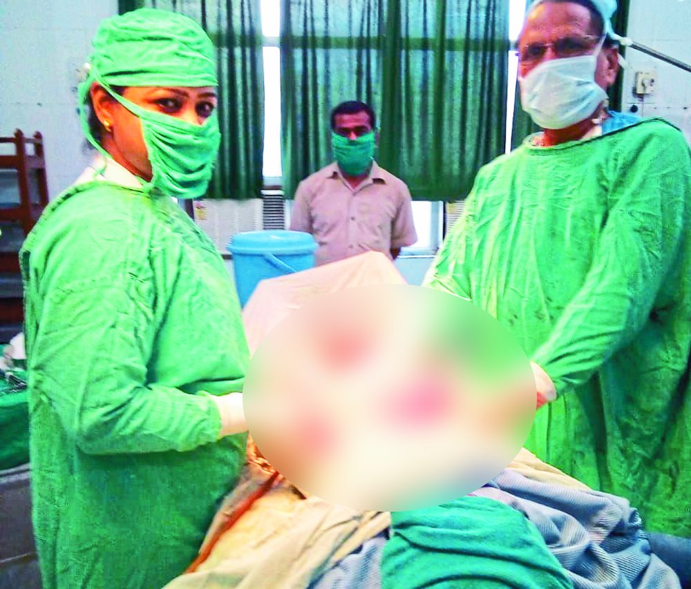 Unique operation: garbhashay se nikla 8 kilo ka Tumor