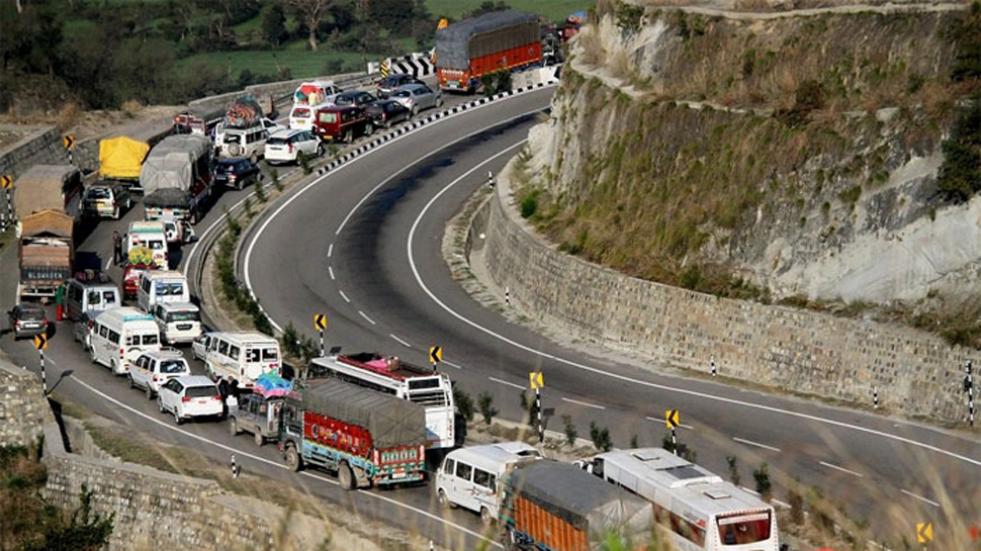 Few traffic allowed to on Jammu highway 1000 tankers to reach valley today