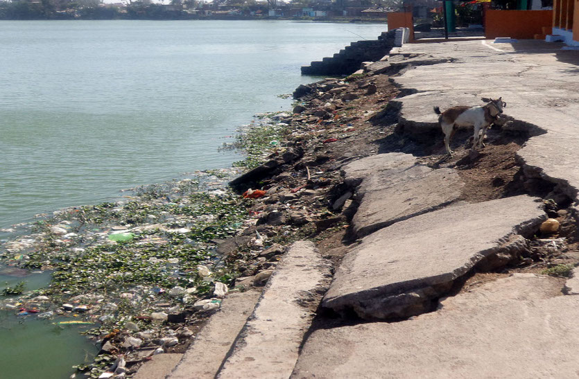 The water of the pond is polluted, the gorge also becomes shabby,