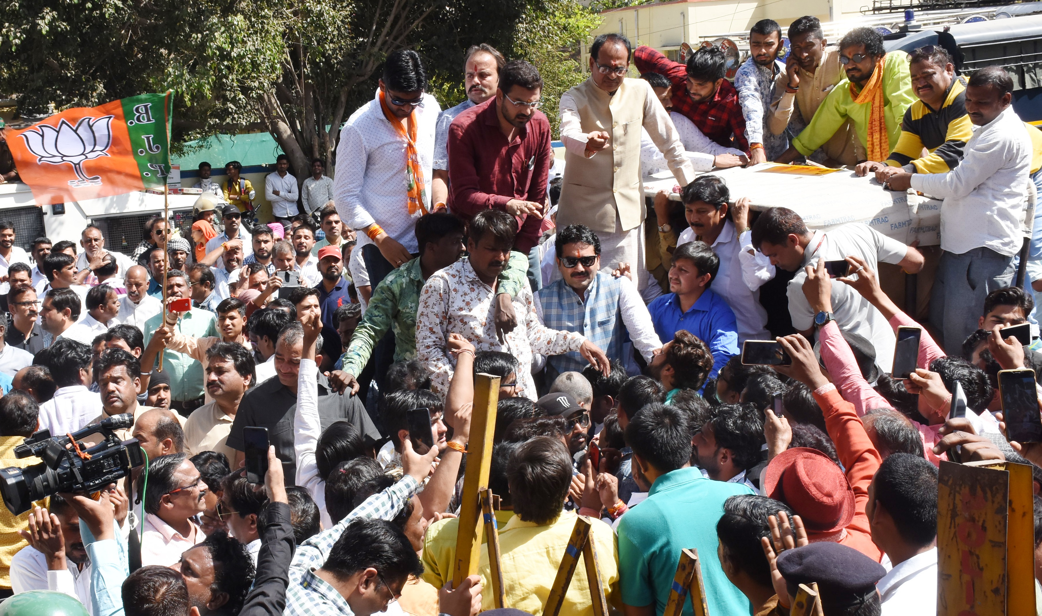 bjp protest on collectorate, MLA Manoj Patel