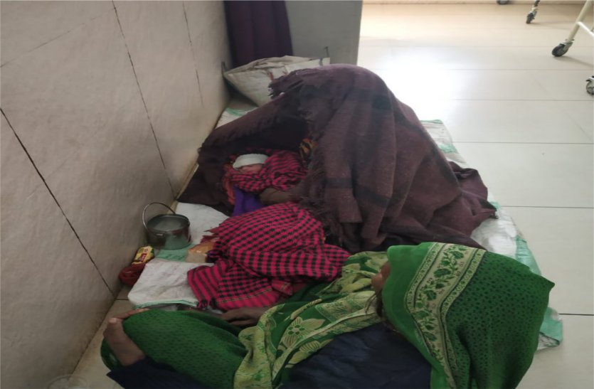 Lack of space in the maternity ward, women forced to sleep the ground