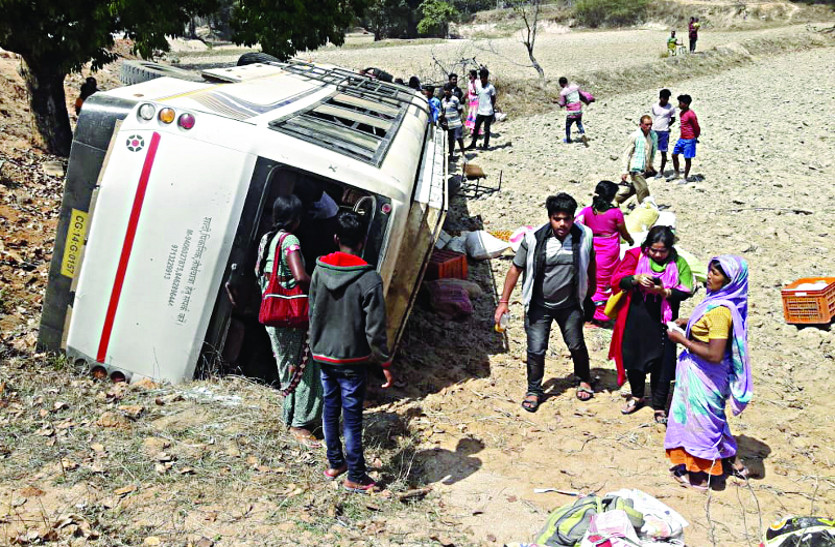 Passenger bus reverses in Loro valley, 13 wounded