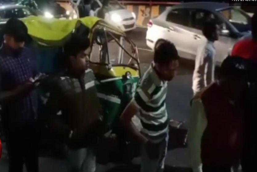 एलिवेटेड रोड पर एक तेज रफ्तार कार ने आॅटो में मारी टक्कर, एक की मौत- देखें वीडियो