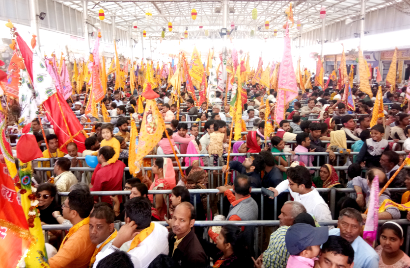 खाटूश्यामजी में बाबा श्याम का 10 दिवसीय फाल्गुनी लक्खी मेला धीरे-धीरे परवान पर चढ़ रहा है। मेले का आज तीसरा दिन है और विगत 2 दिनों में देशभर से आये तकरीबन 10 लाख श्रद्धालुओं ने लखदातार के दर्शन किए।