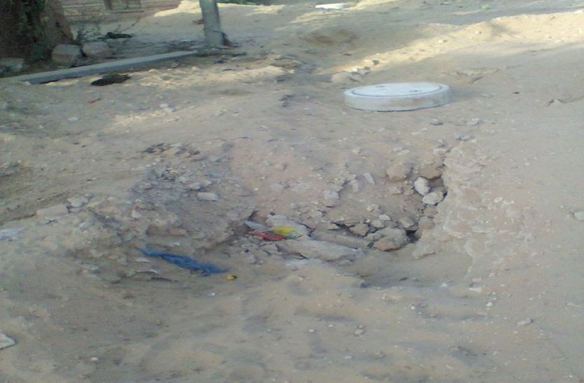 The child fail down into sewerage line