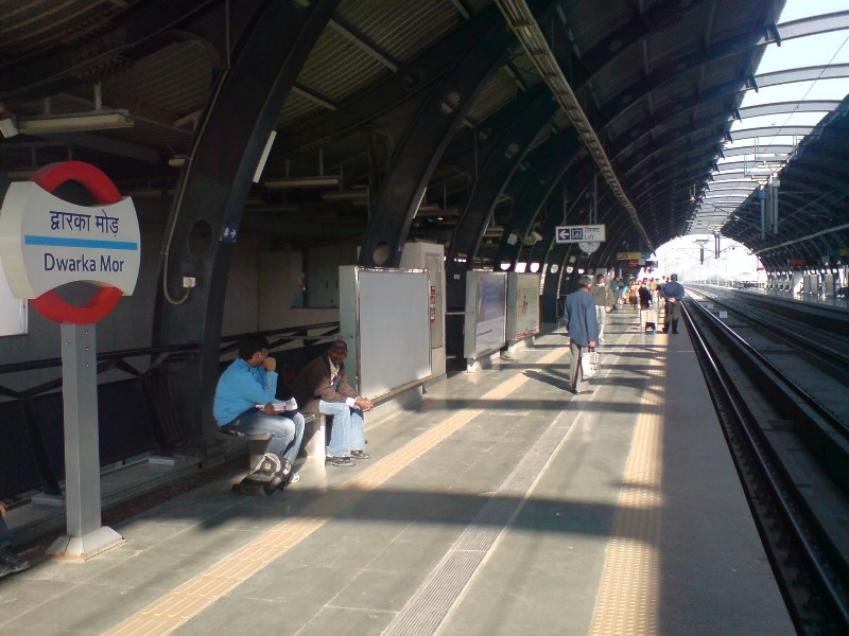 blue line metro, Delhi metro, Delhi woman jumps before train, women jumps before train, delhi women jumps blue line metro, दिल्ली मेट्रो के सामने कूदी महिला, ब्लू लाइन मेट्रो