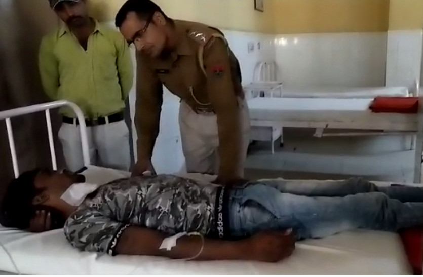 बेटे की याद में बंदी ने ब्लेड से गर्दन पर लगाया कट