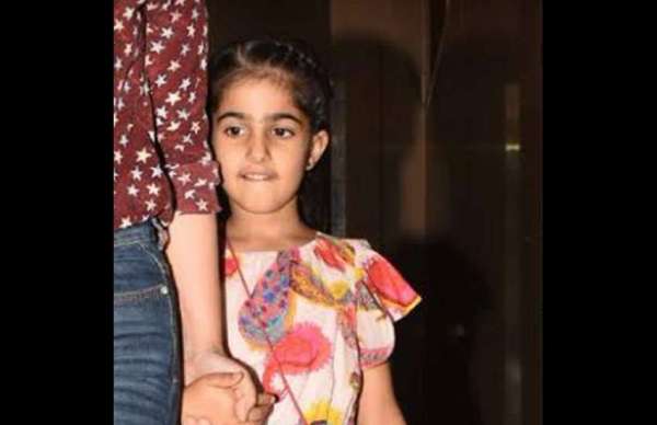 Akshay Kumar with Daughter Nitara and Wife Twinkle Khanna Photos