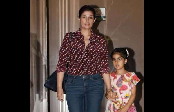 Akshay Kumar with Daughter Nitara and Wife Twinkle Khanna Photos