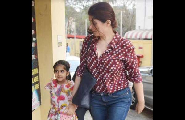 Akshay Kumar with Daughter Nitara and Wife Twinkle Khanna Photos